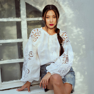 White linen shirt with Richeleu embroidery